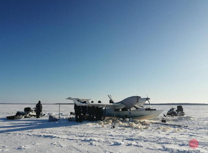 В Архангельской области рыбаки вытащили застрявший на озере самолёт 